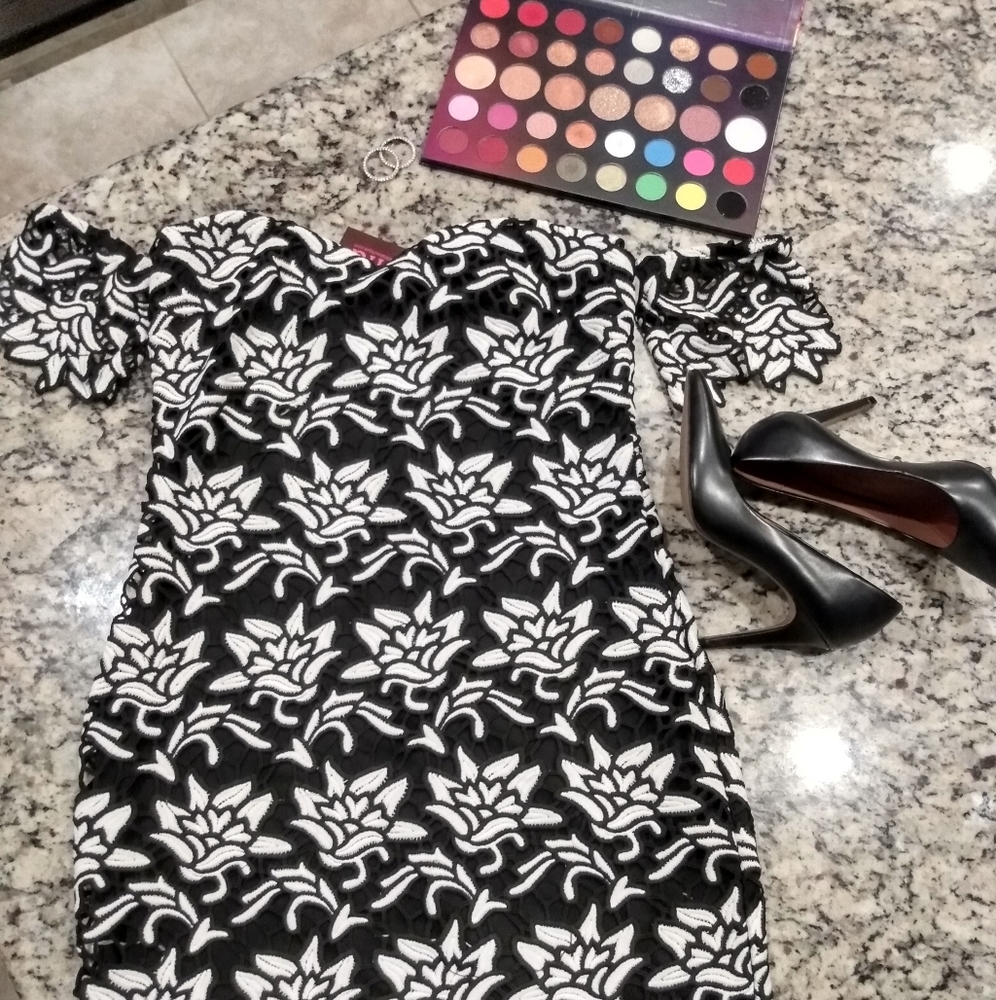 Gorgeous off-the-shoulder bodycon cocktail dress